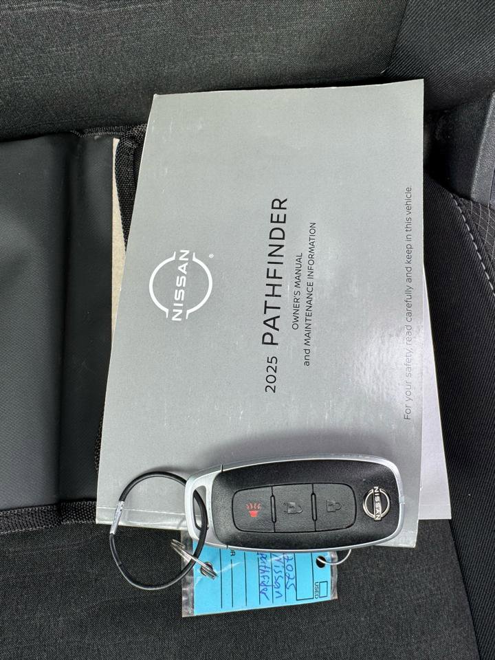 Used 2025 Nissan Pathfinder S image 22