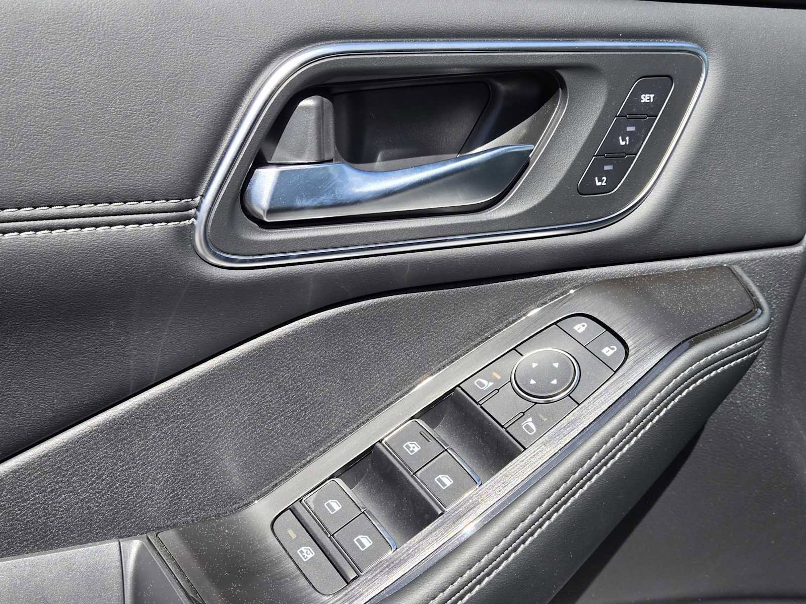 Used 2025 Nissan Rogue Platinum image 18