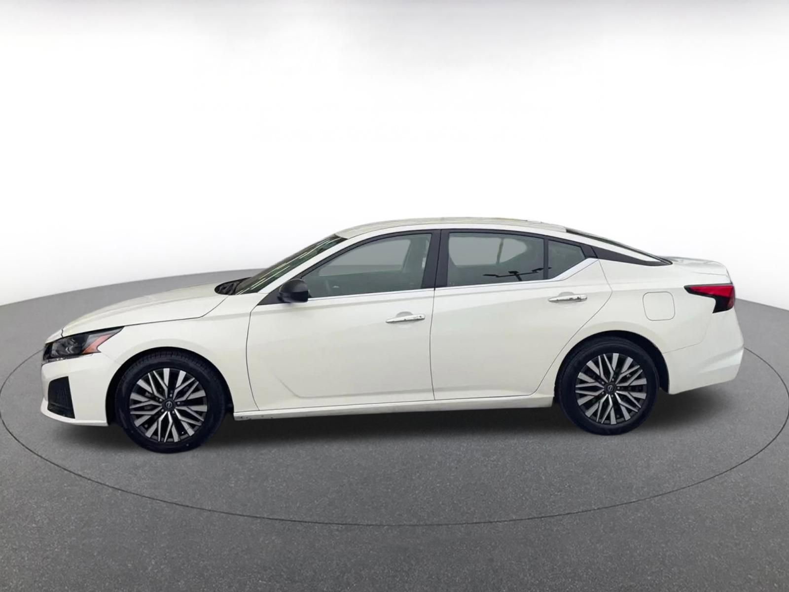 Used 2025 Nissan Altima 2.5 SV FWD image 9