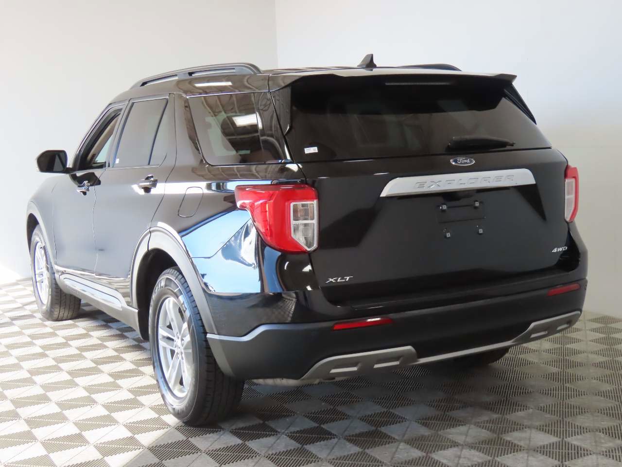 Used 2023 Ford Explorer XLT w/ Equipment Group 202A image 3