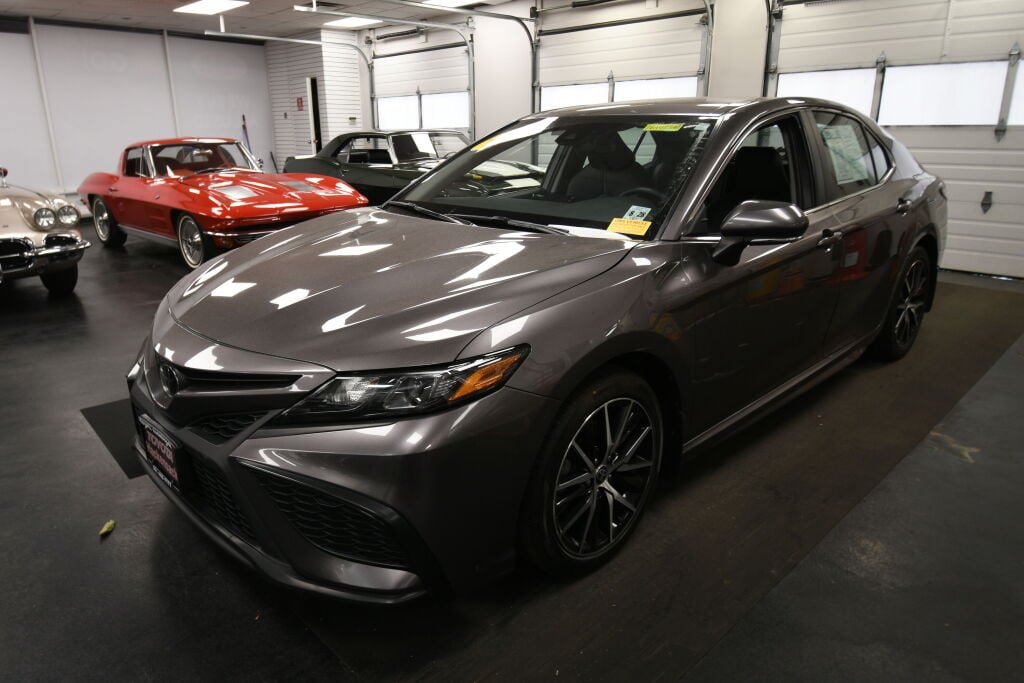 Used 2023 Toyota Camry SE FWD image 3