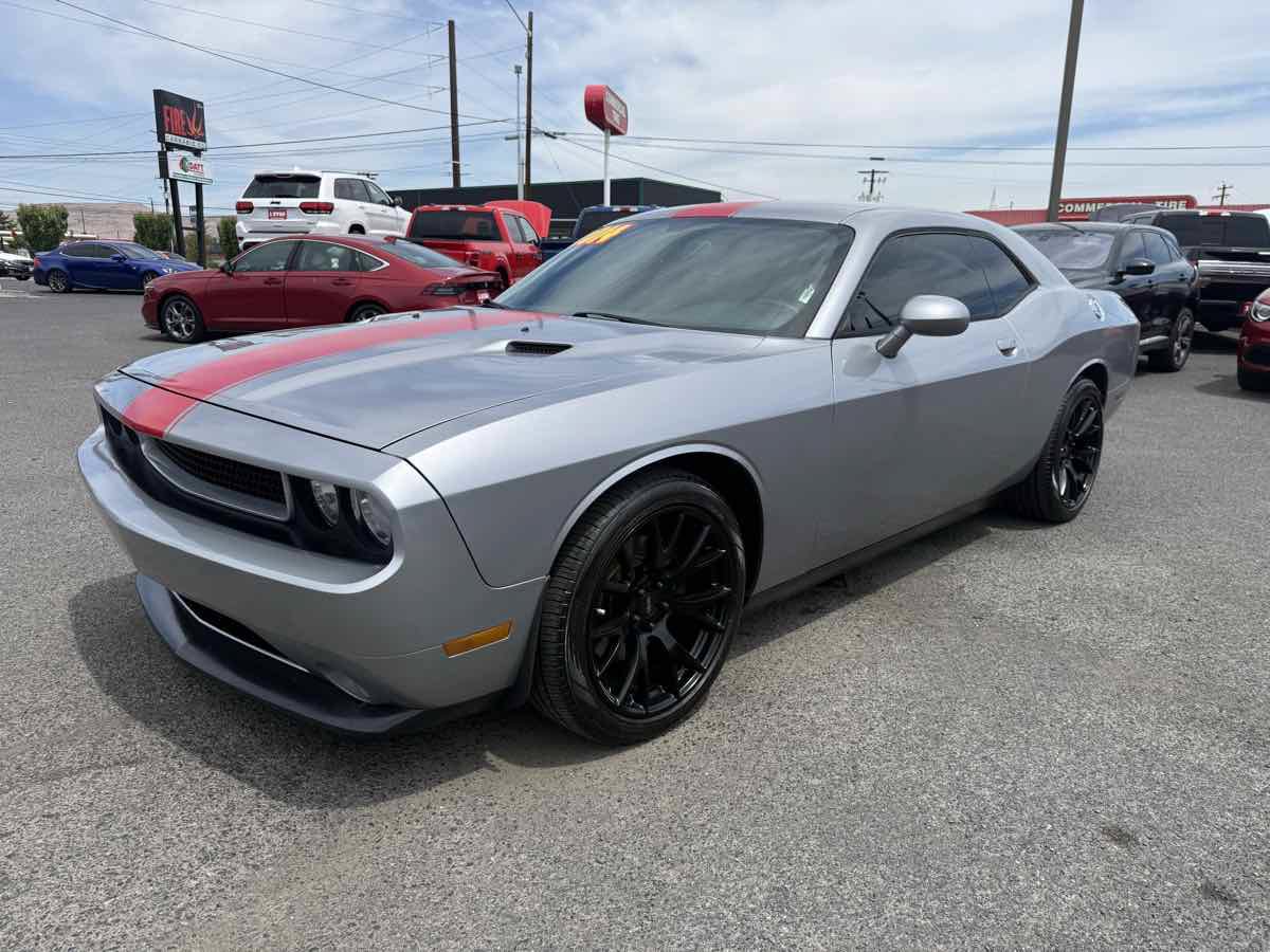 Used 2014 Dodge Challenger SXT RWD image 3
