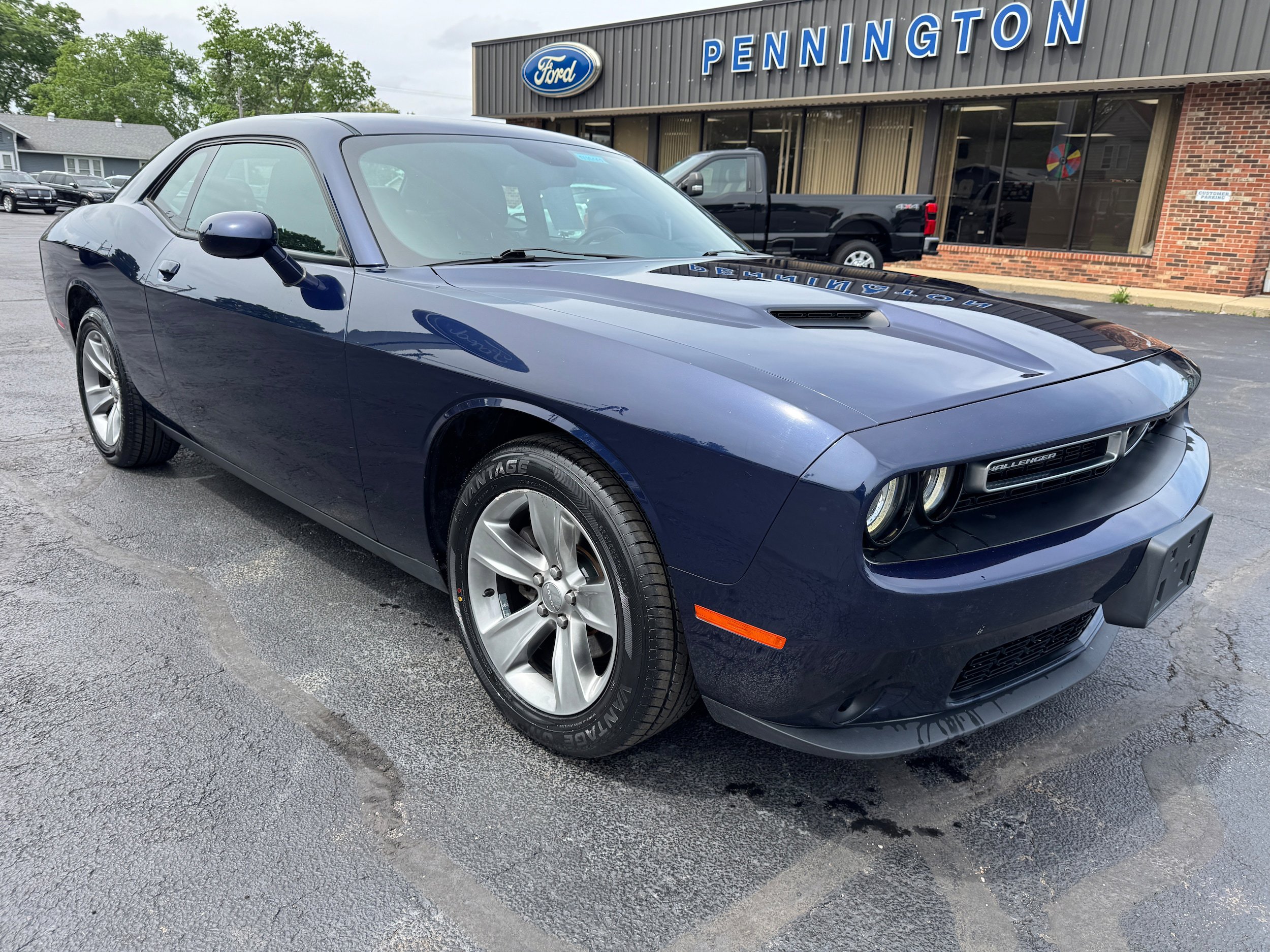 Used 2016 Dodge Challenger SXT w/ Driver Convenience Group RWD image 9