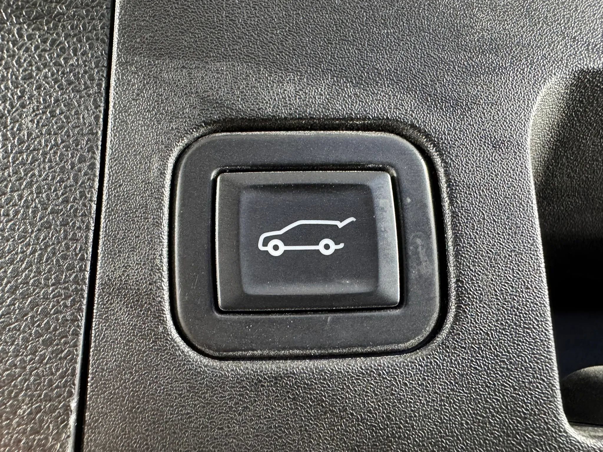 Used 2021 Cadillac XT4 Luxury w/ LPO, Onyx Sport Package AWD/4WD image 31