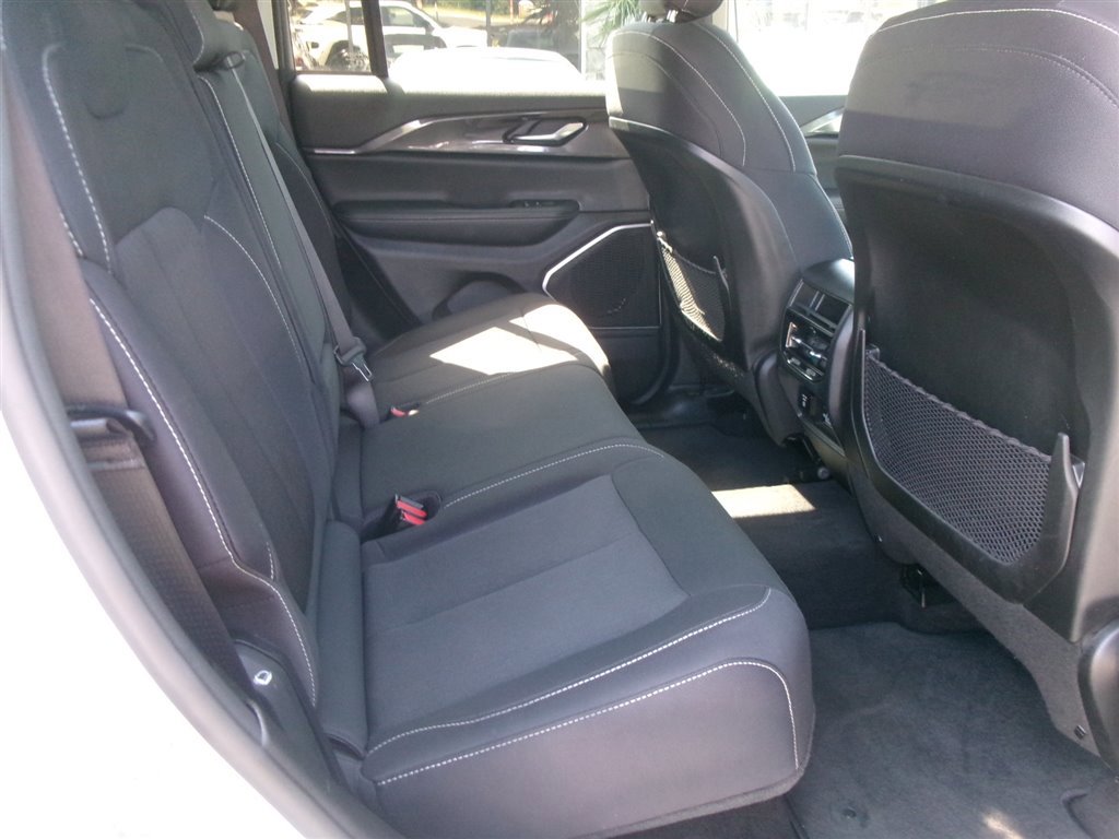 Used 2022 Jeep Grand Cherokee Laredo w/ Luxury Tech Group I image 10