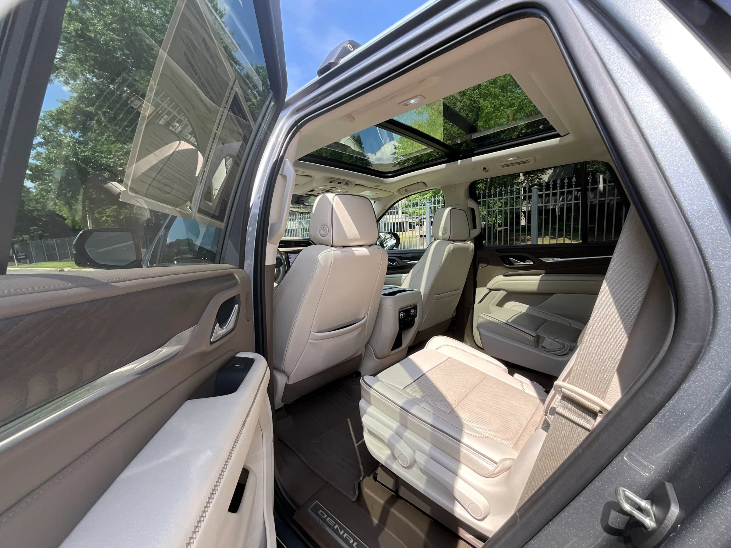 Used 2021 GMC Yukon Denali w/ Denali Premium Package AWD/4WD image 11