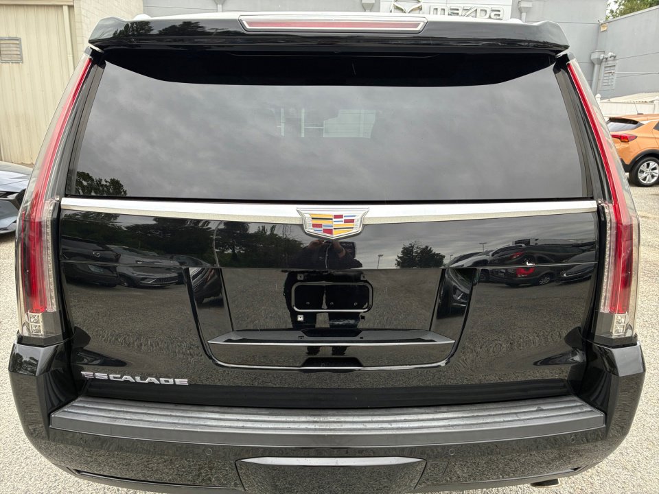 Used 2016 Cadillac Escalade Premium AWD/4WD image 18