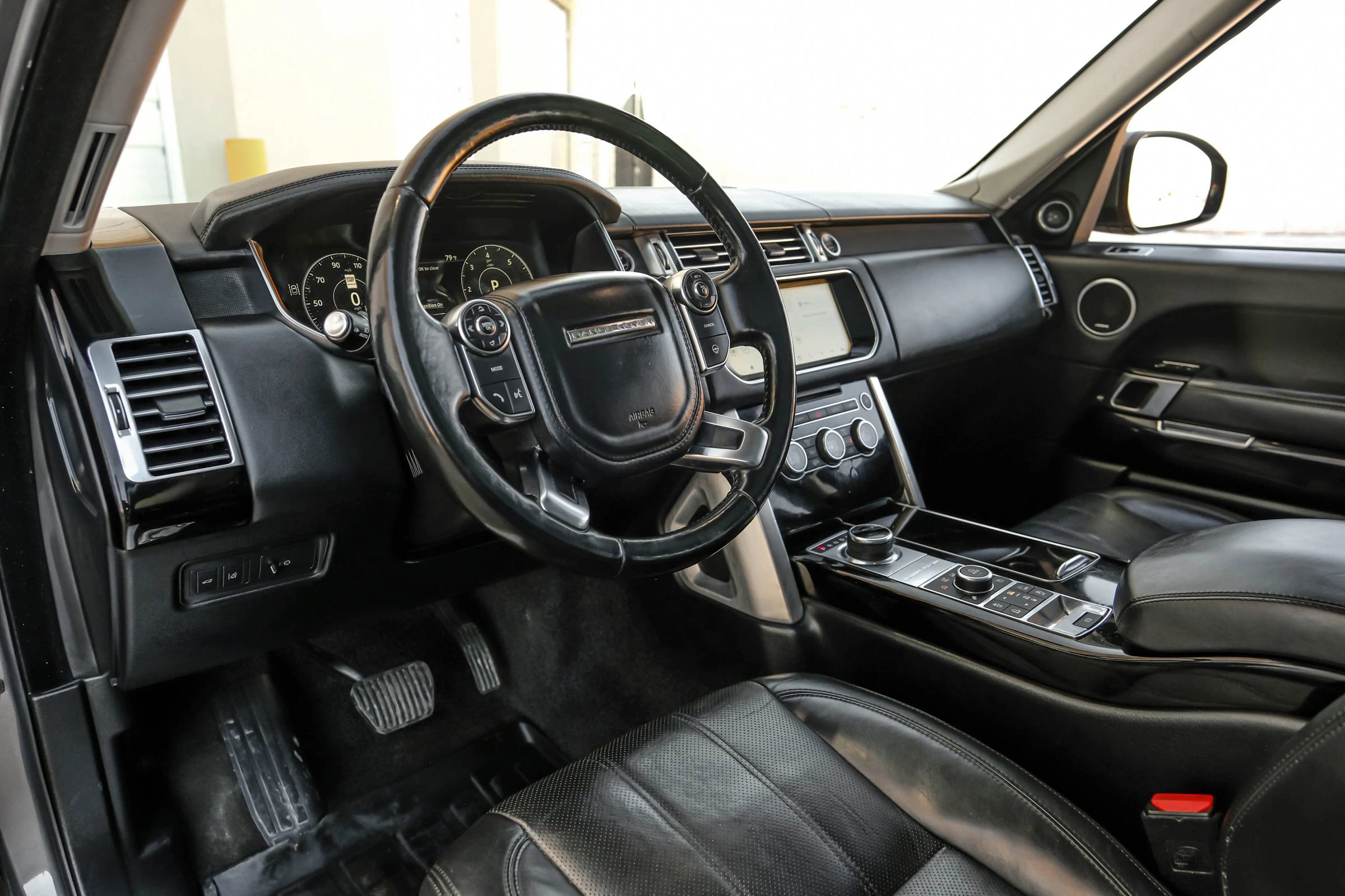 Used 2017 Land Rover Range Rover HSE image 3