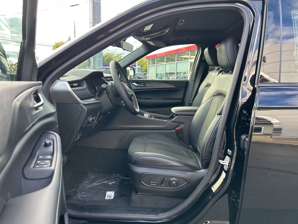 New 2025 Jeep Grand Cherokee image 9
