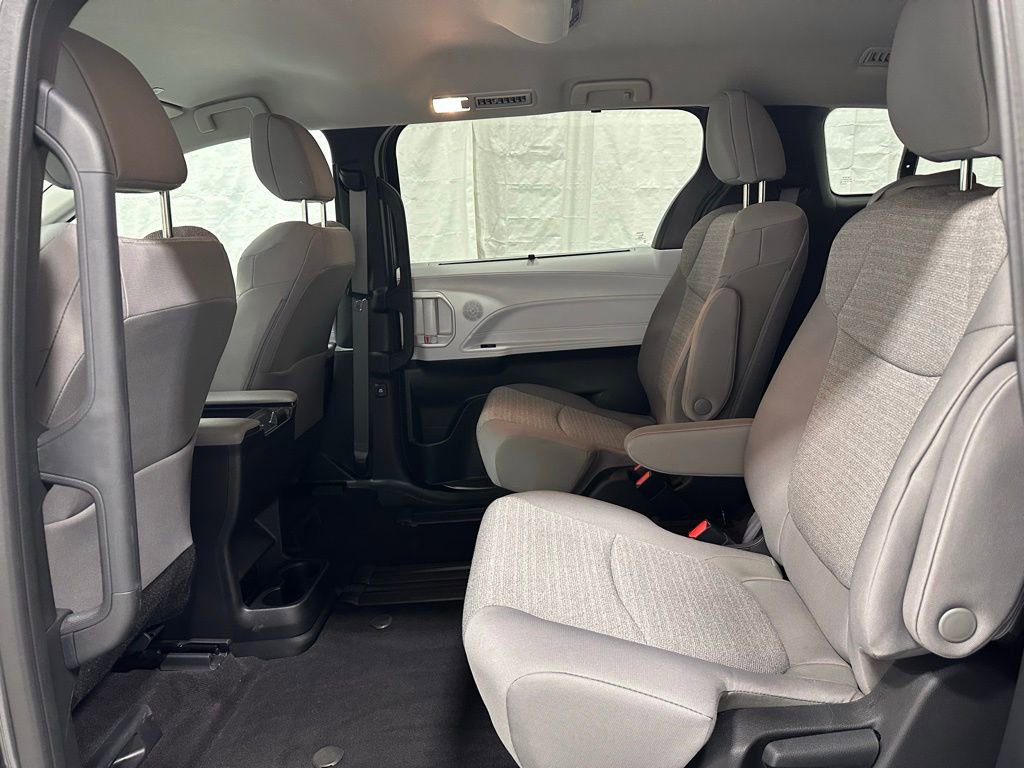 Used 2025 Toyota Sienna LE image 48