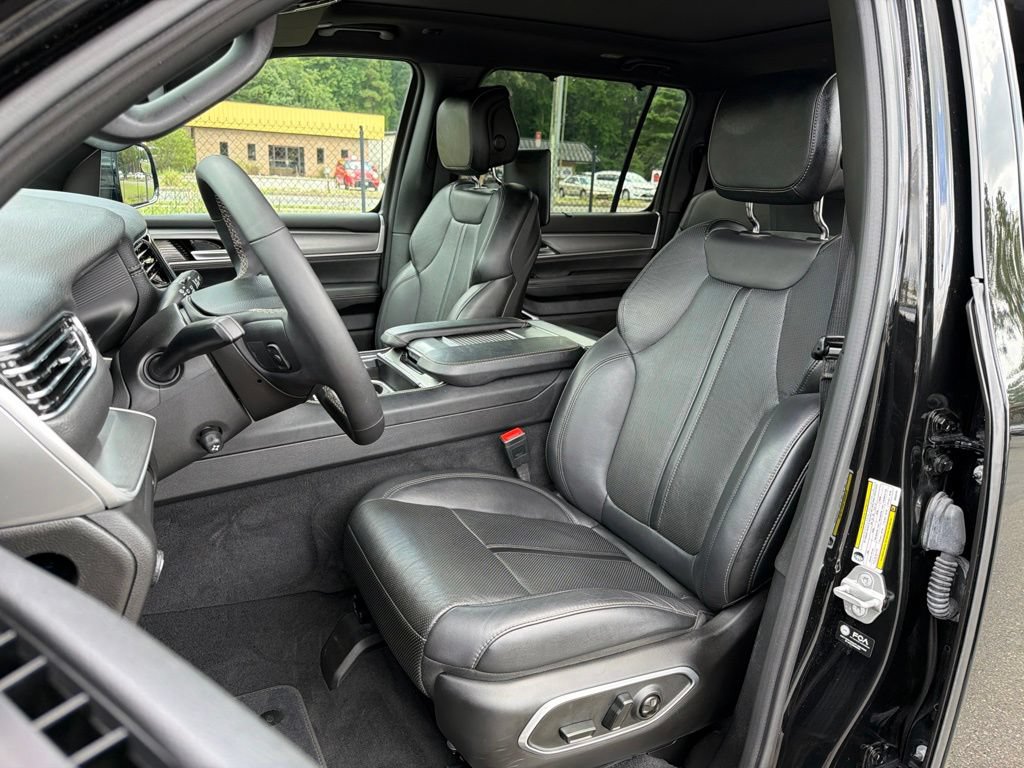 Certified 2025 Jeep Wagoneer Series III w/ Premium Group I AWD/4WD image 18