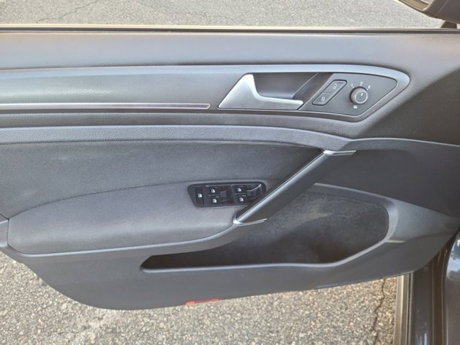 Used 2019 Volkswagen Golf S image 21