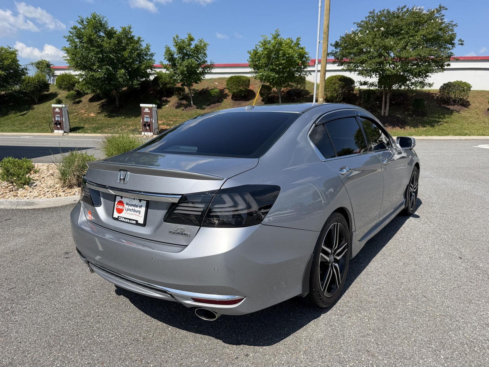 Used 2017 Honda Accord Touring image 9