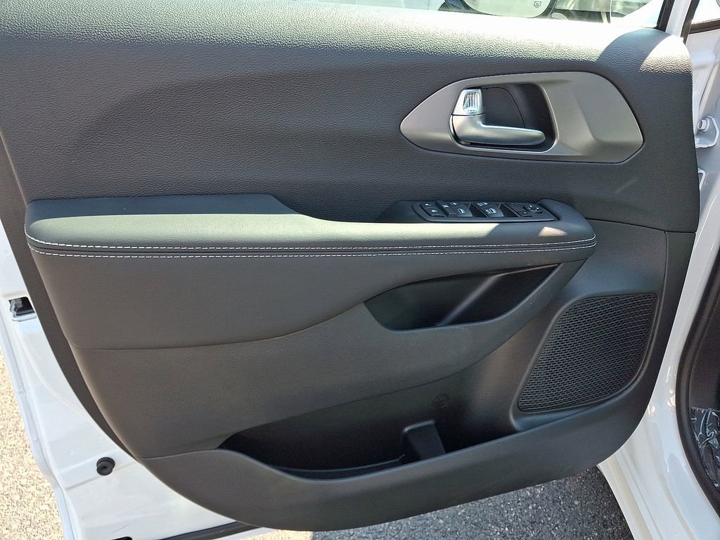 New 2025 Chrysler Voyager LX image 11