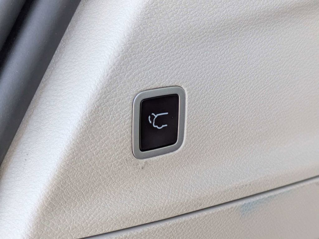 Used 2023 Chrysler Voyager LX image 15