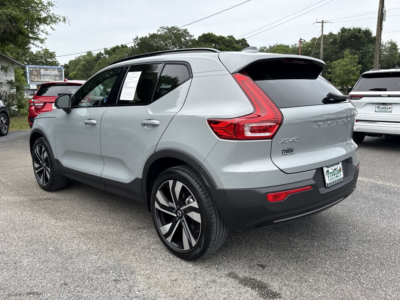Used 2024 Volvo XC40 B5 Plus w/ Protection Package Premier AWD/4WD image 3