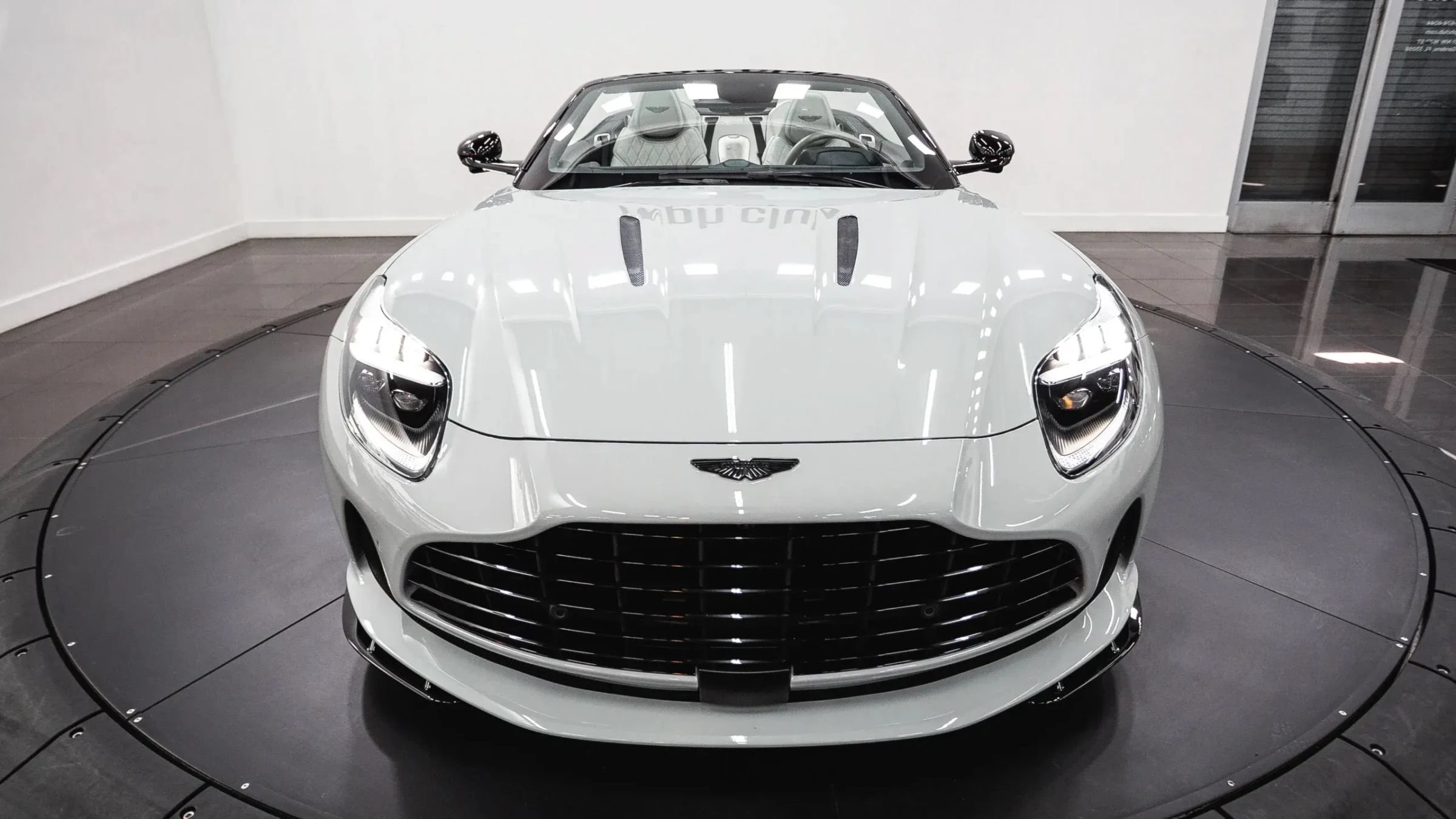 Used 2024 Aston Martin DB12 Convertible RWD image 17