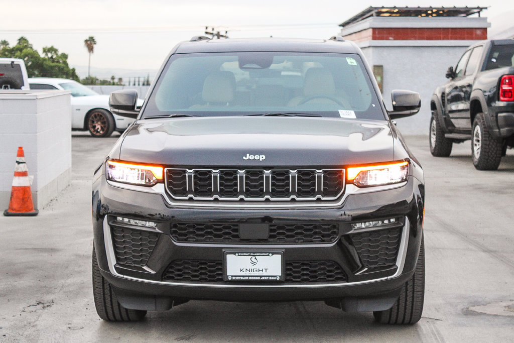 New 2027 Jeep Grand Cherokee Limited RWD image 3