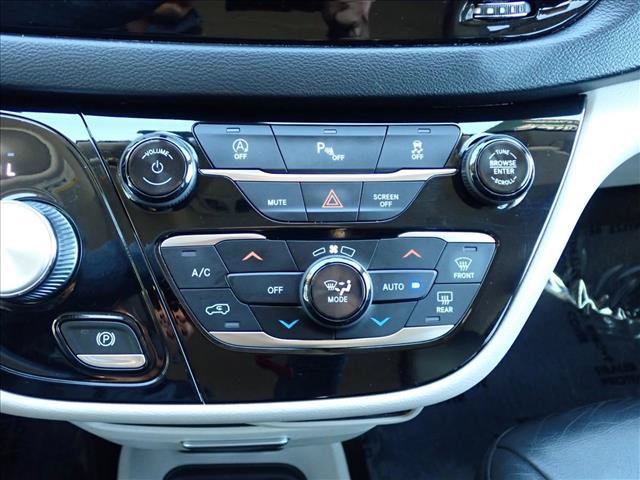 Used 2019 Chrysler Pacifica Touring-L FWD image 19