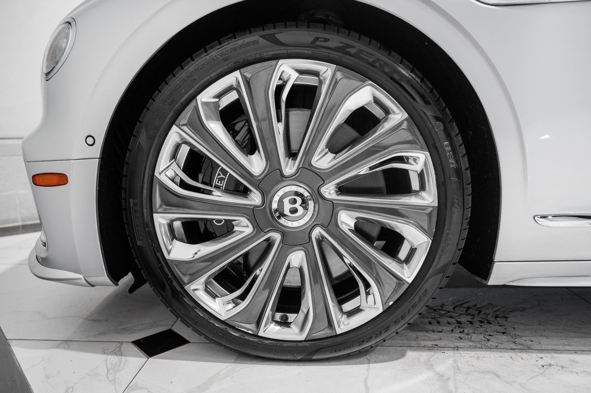 Used 2025 Bentley Flying Spur Plug-In Hybrid AWD/4WD image 6