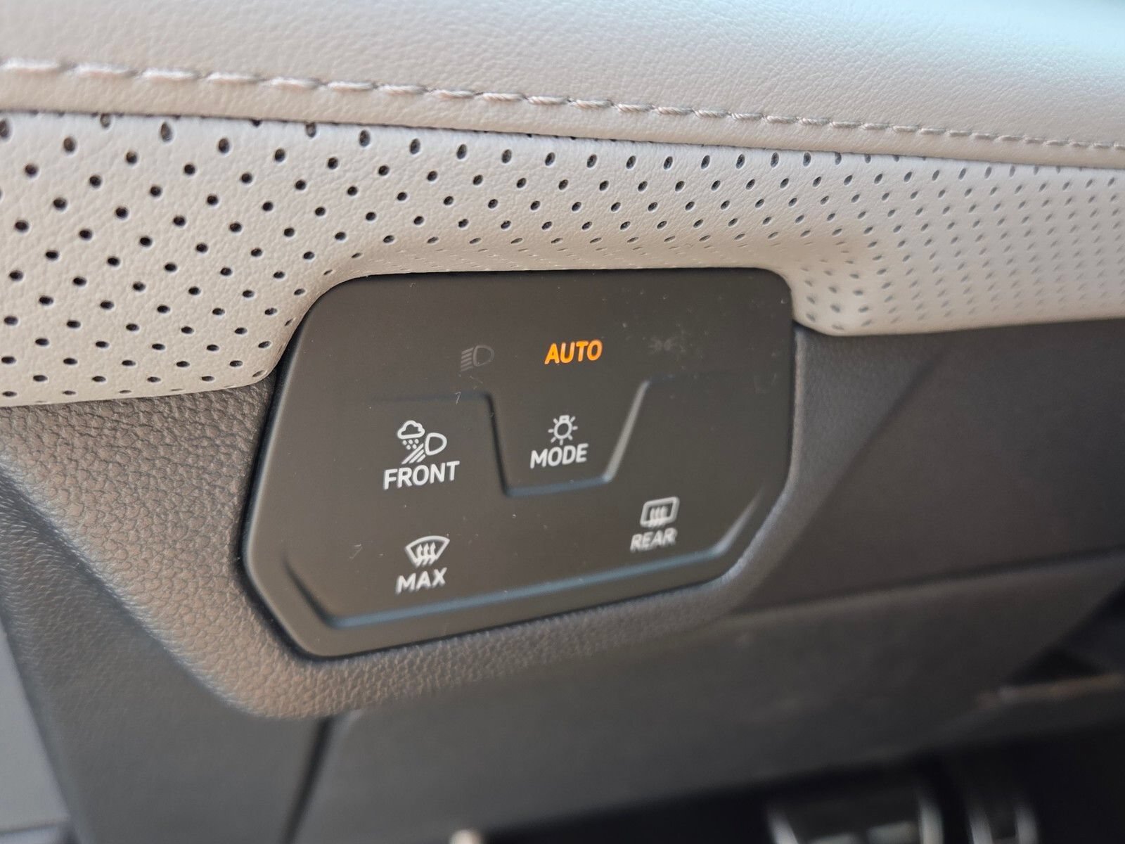 Used 2025 Volkswagen Atlas Peak Edition SE AWD/4WD image 28