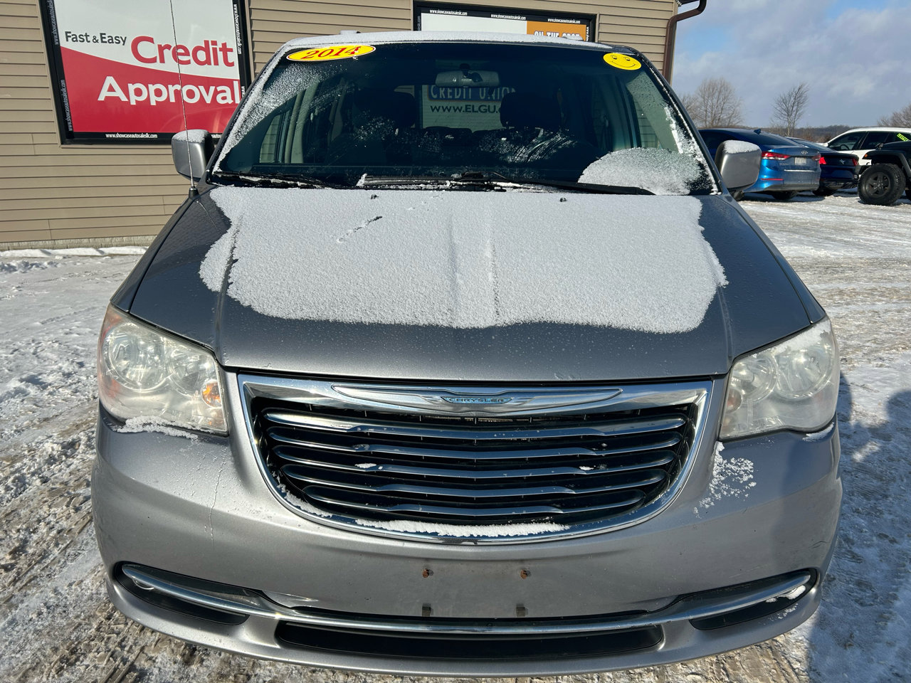 Used 2014 Chrysler Town & Country Touring image 2