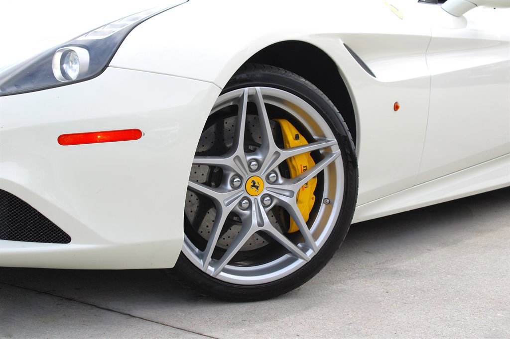 Used 2015 Ferrari California T RWD image 20