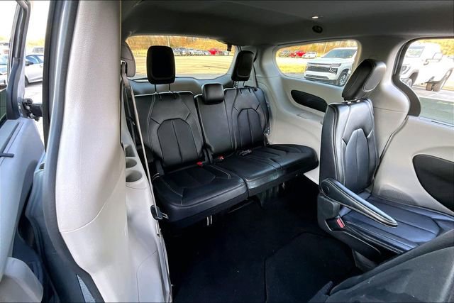 Used 2024 Chrysler Pacifica Touring-L image 25