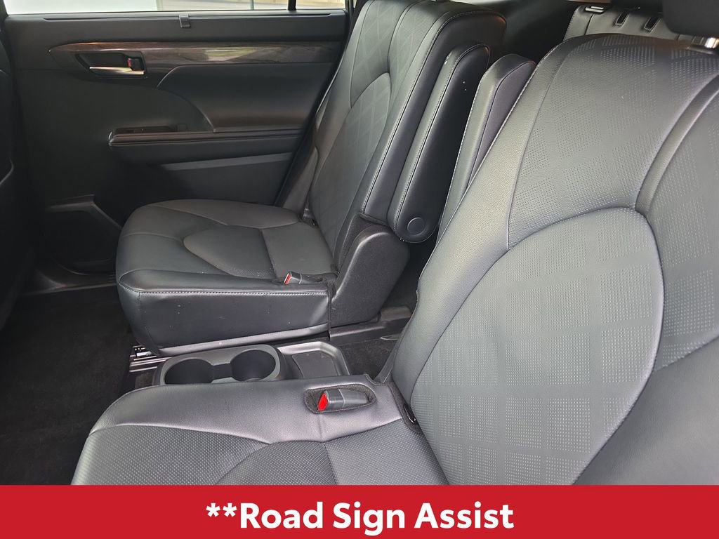 Used 2025 Toyota Highlander Platinum AWD/4WD image 19