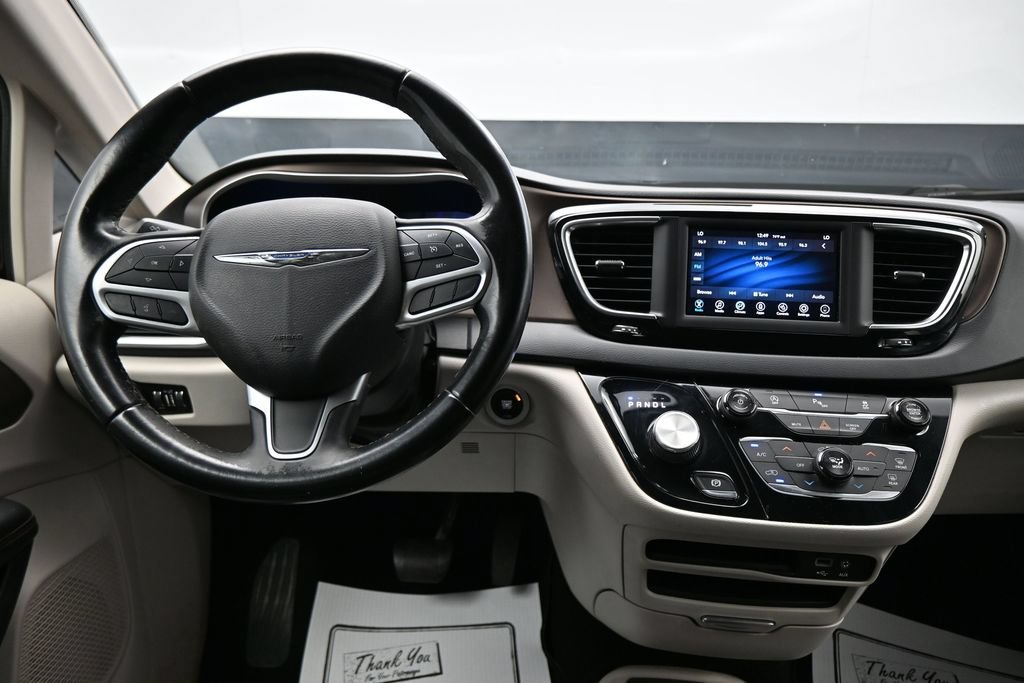 Used 2018 Chrysler Pacifica Touring-L FWD image 14