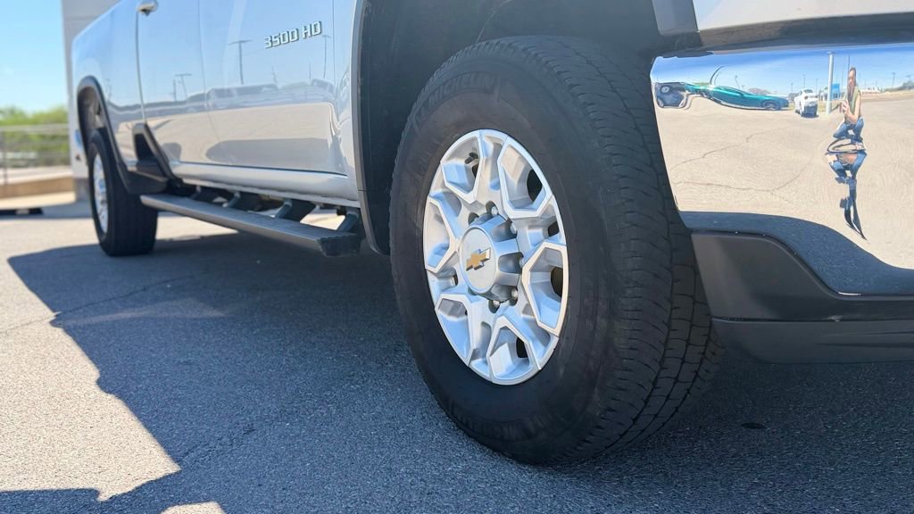 Used 2022 Chevrolet Silverado 3500 LT image 2