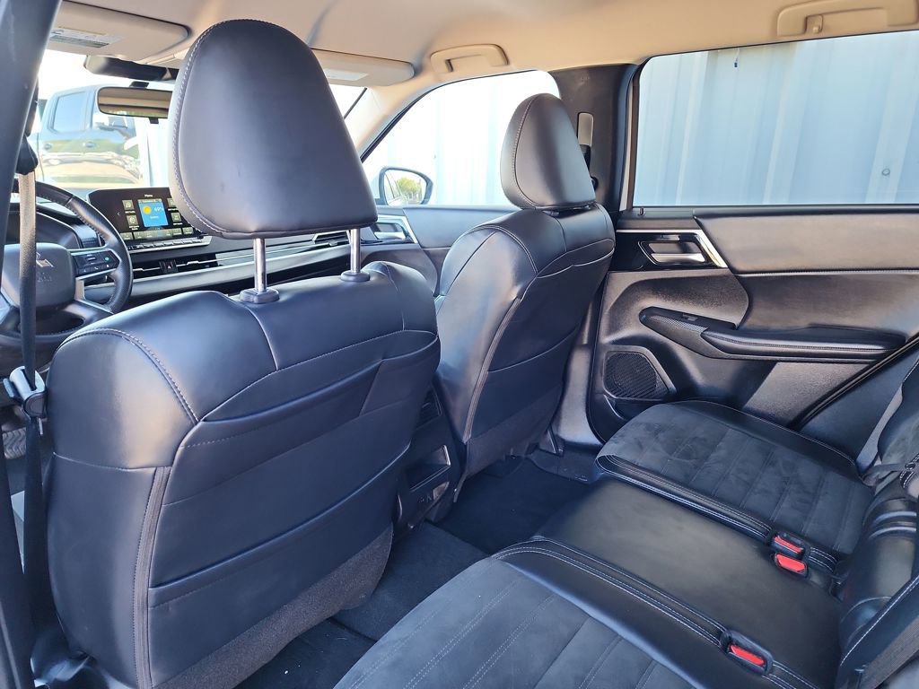 Used 2024 Mitsubishi Outlander SE Black Edition image 37