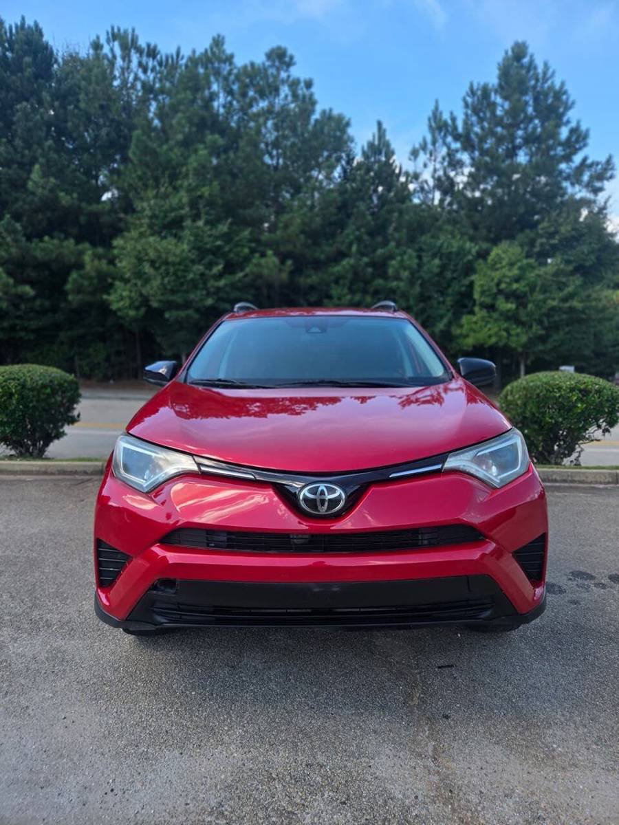 Used 2017 Toyota RAV4 LE FWD image 4
