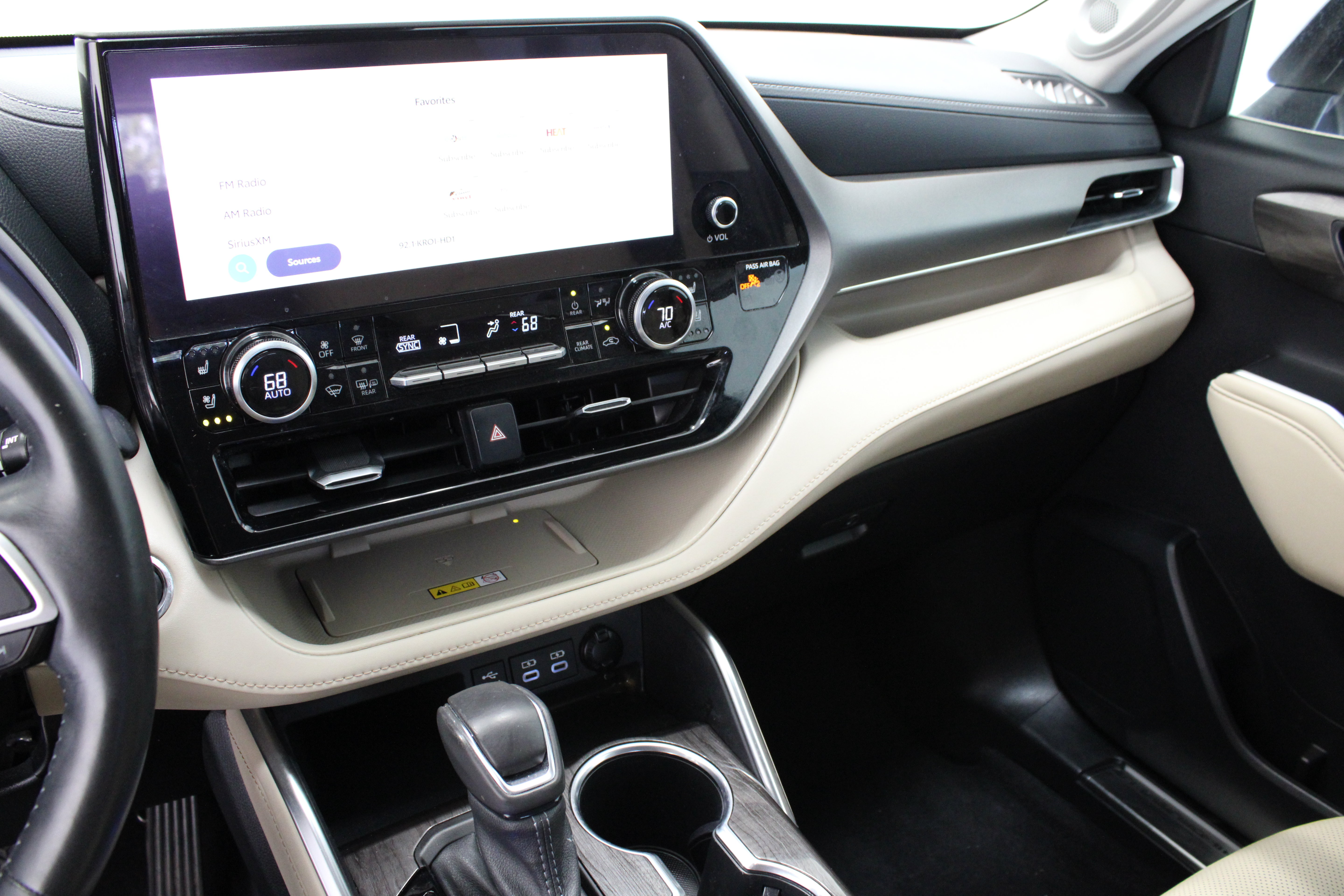 Used 2023 Toyota Highlander Limited FWD image 16