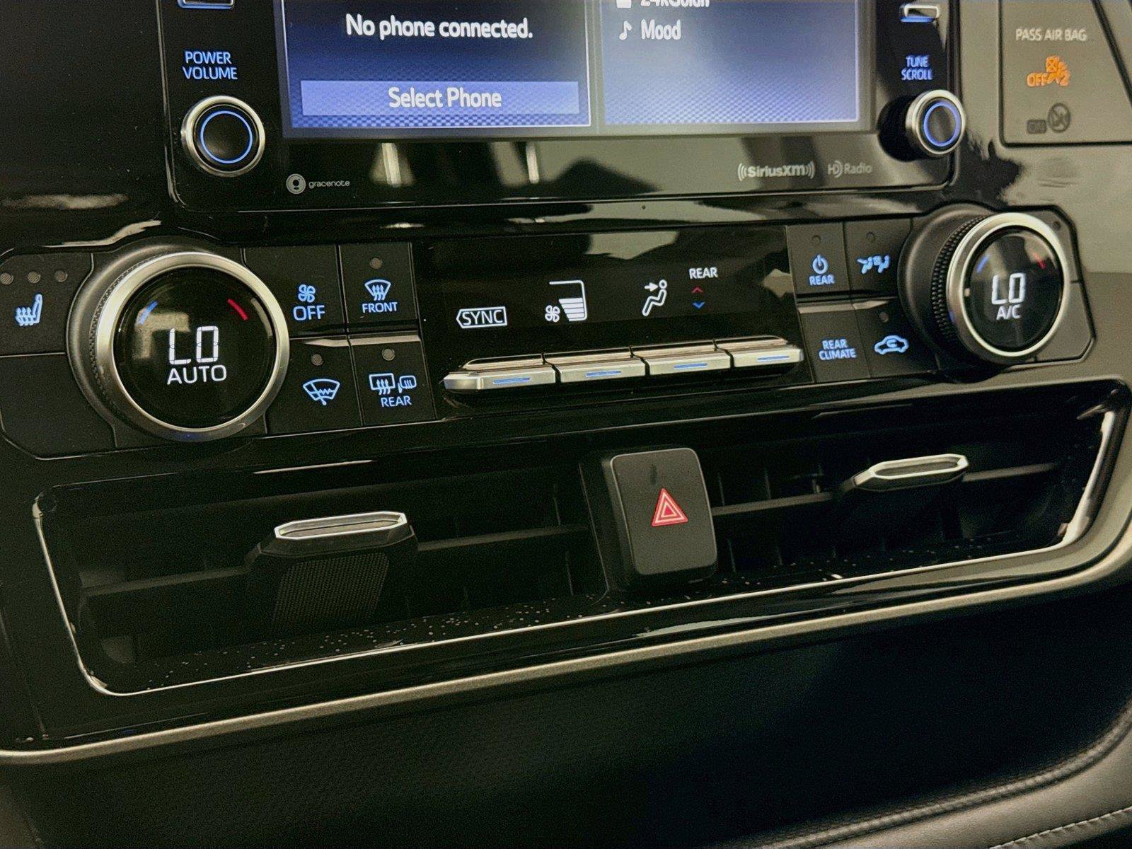 Used 2021 Toyota Highlander XLE AWD/4WD image 25