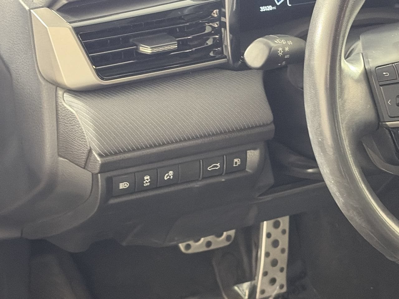 Used 2025 Toyota Camry SE FWD image 11