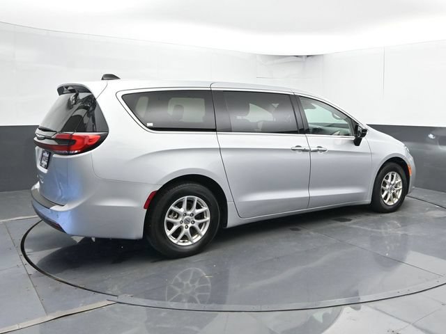Used 2024 Chrysler Pacifica Touring-L FWD image 2