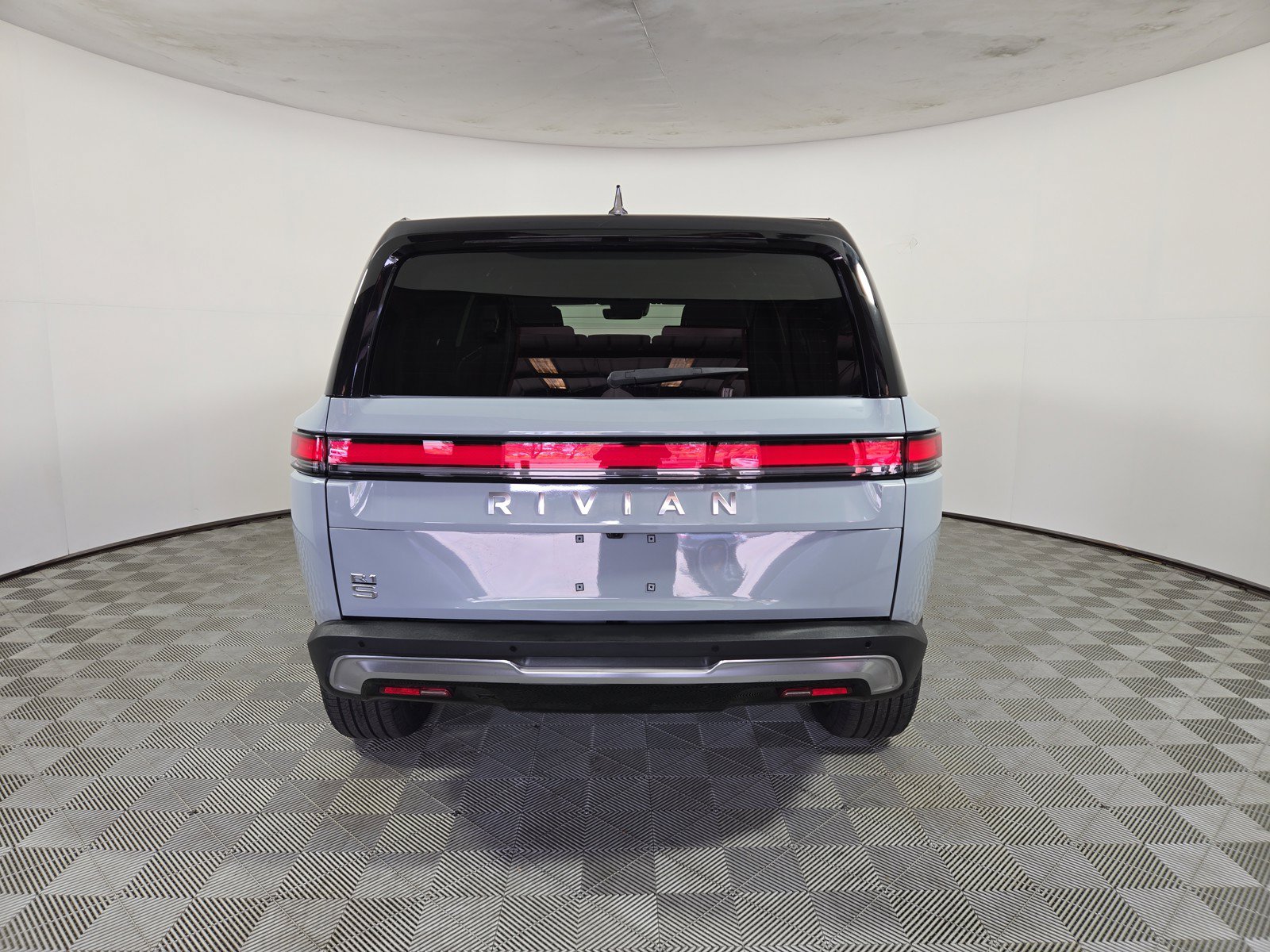 Used 2024 Rivian R1S Adventure AWD/4WD image 4