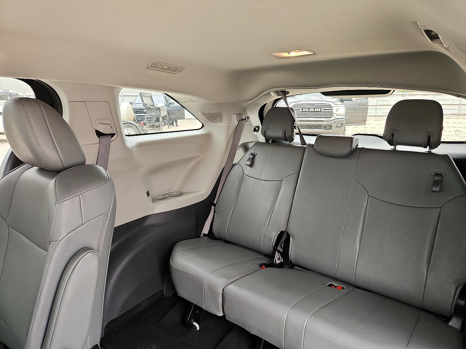 Used 2023 Toyota Sienna XLE w/ XLE Plus Package FWD image 9
