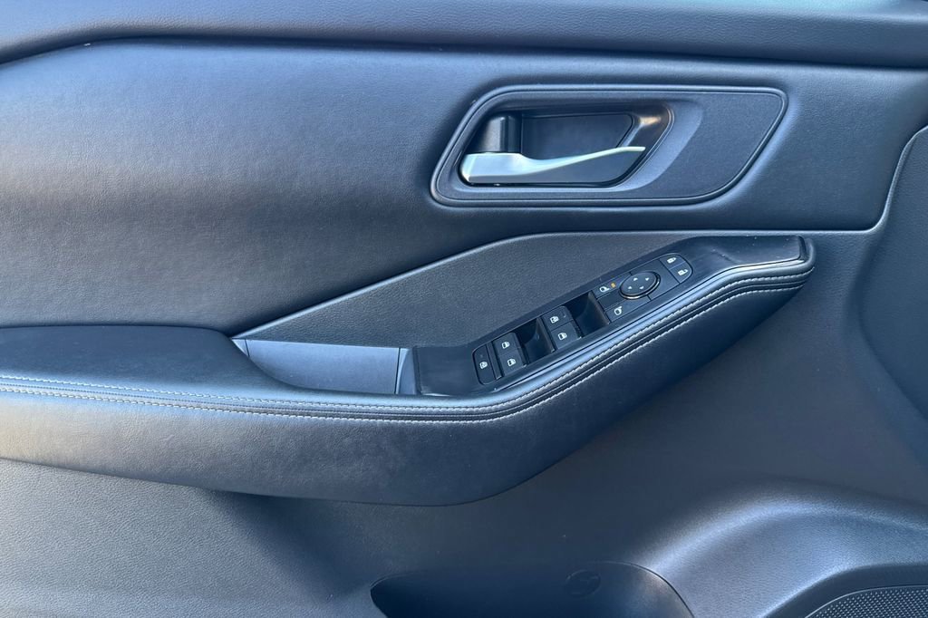 Used 2024 Nissan Rogue SV image 11