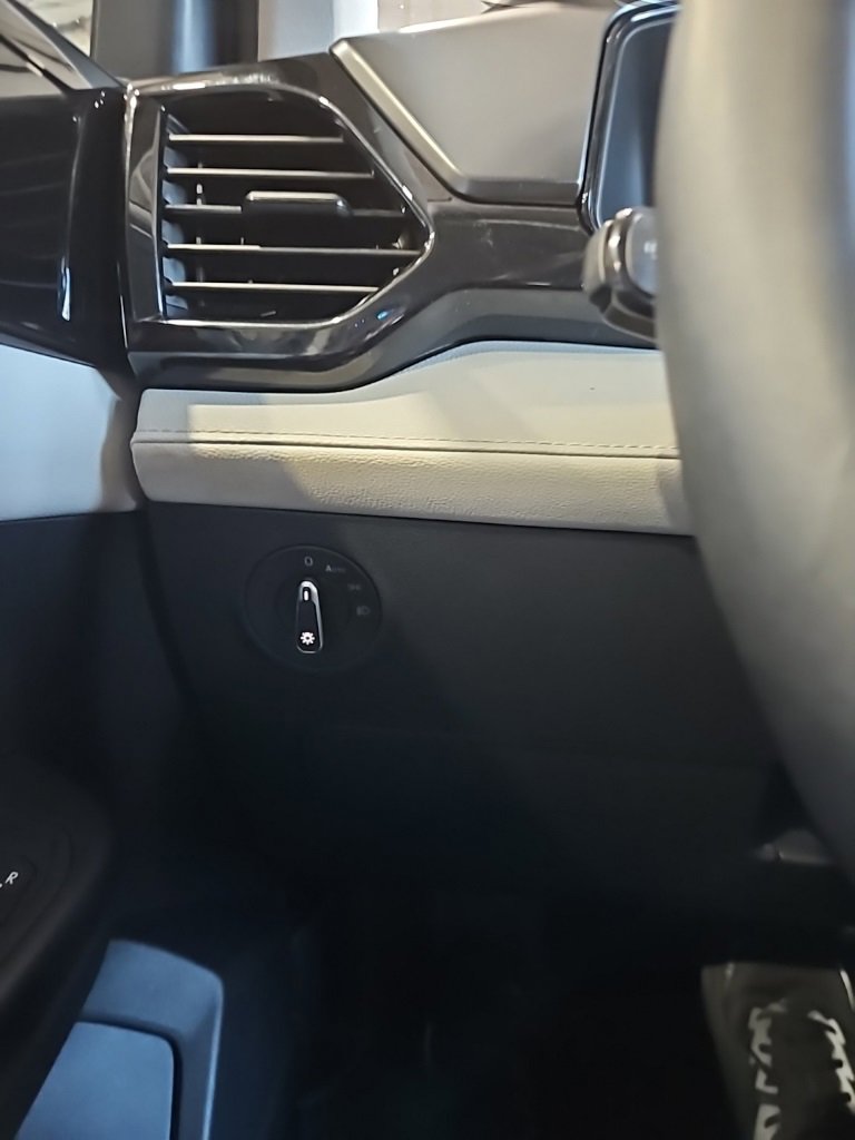 Used 2025 Volkswagen Taos S image 33