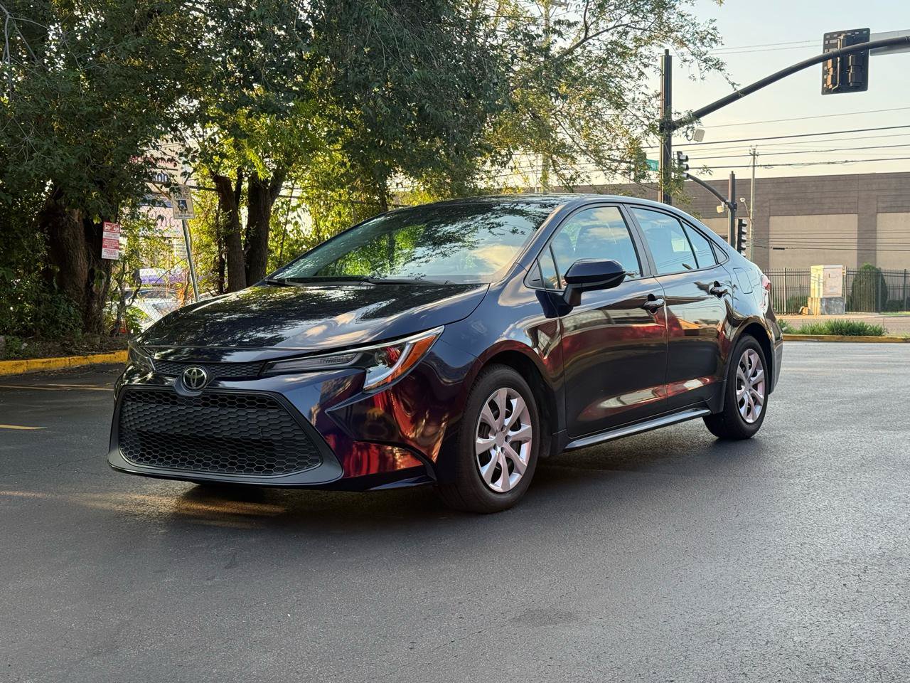Used 2021 Toyota Corolla LE FWD image 4