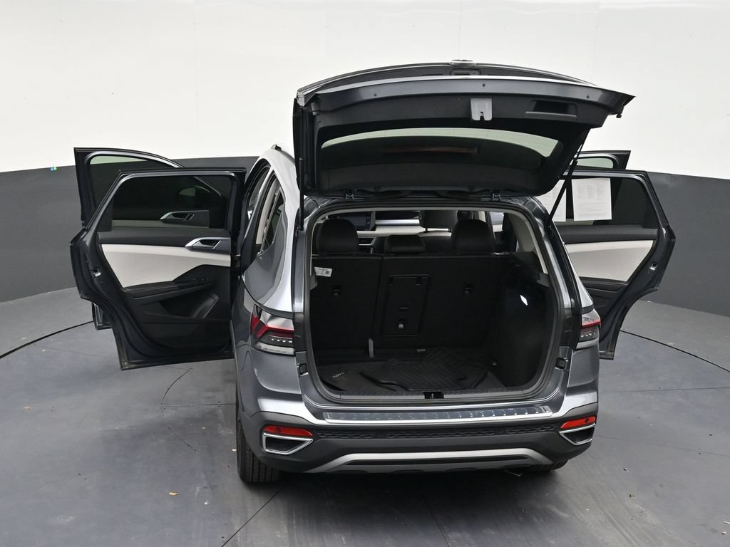 Used 2025 Volkswagen Taos SE FWD image 32