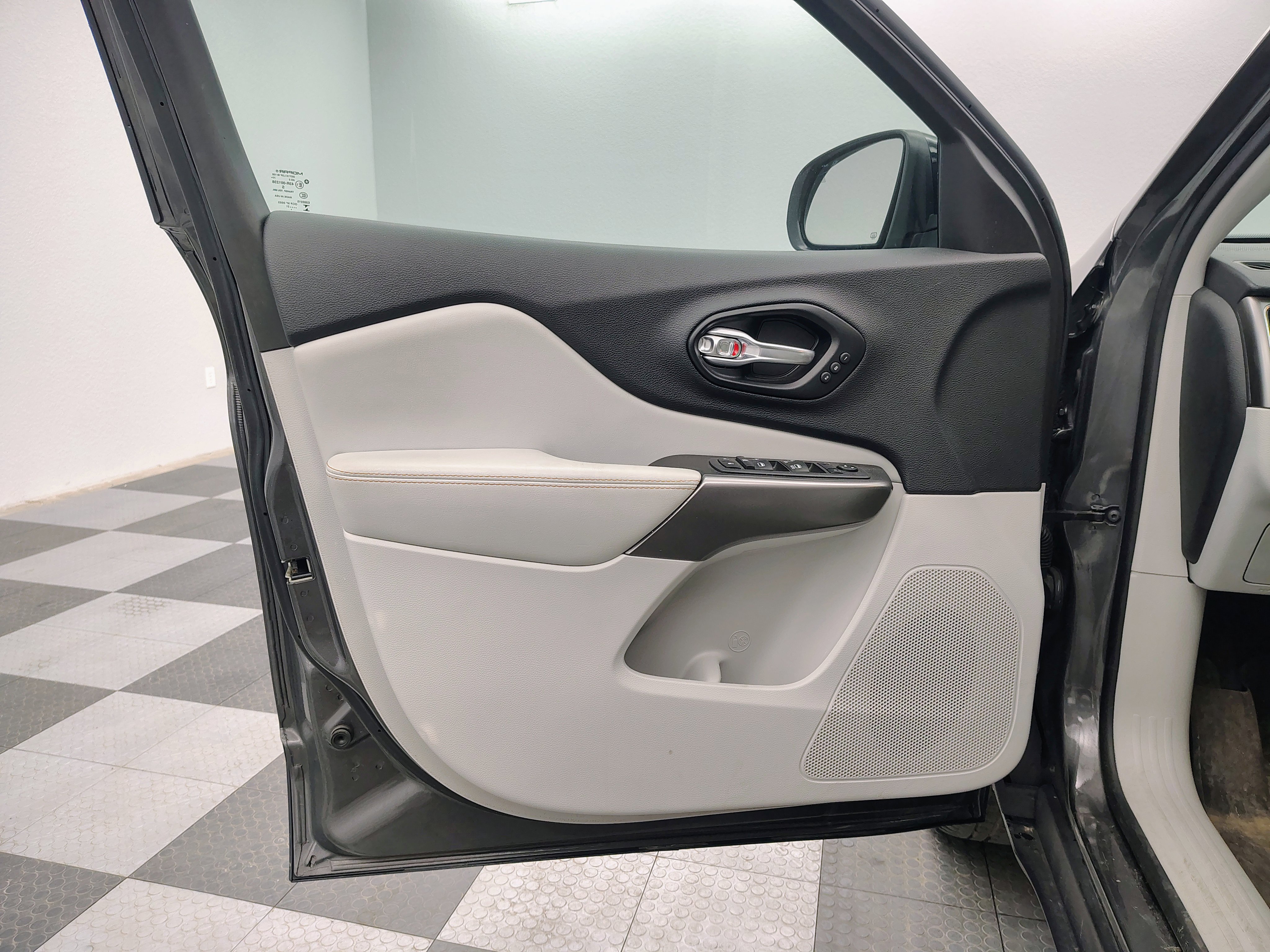 Used 2022 Jeep Cherokee Limited w/ Elite Package image 10