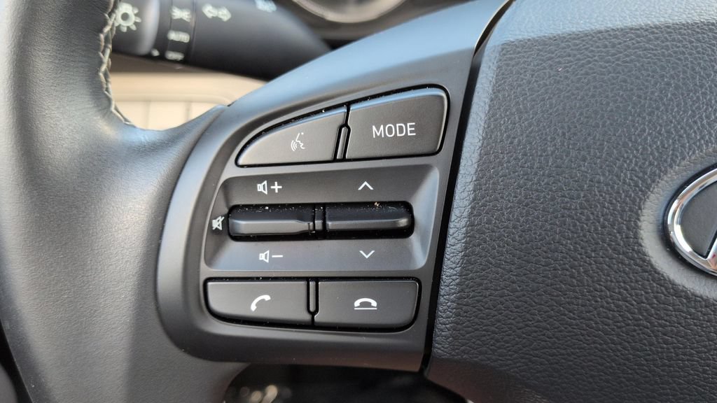 Certified 2021 Hyundai Venue SEL FWD image 17