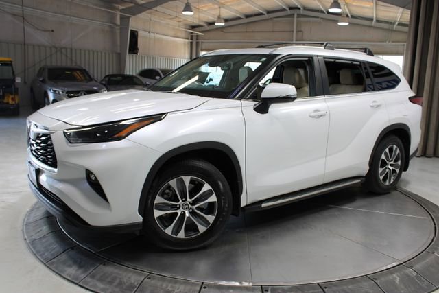 Used 2023 Toyota Highlander XLE image 4