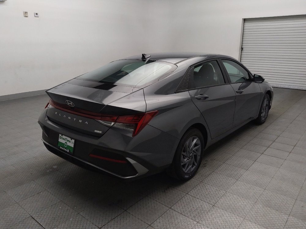 Used 2025 Hyundai Elantra Hybrid FWD image 9