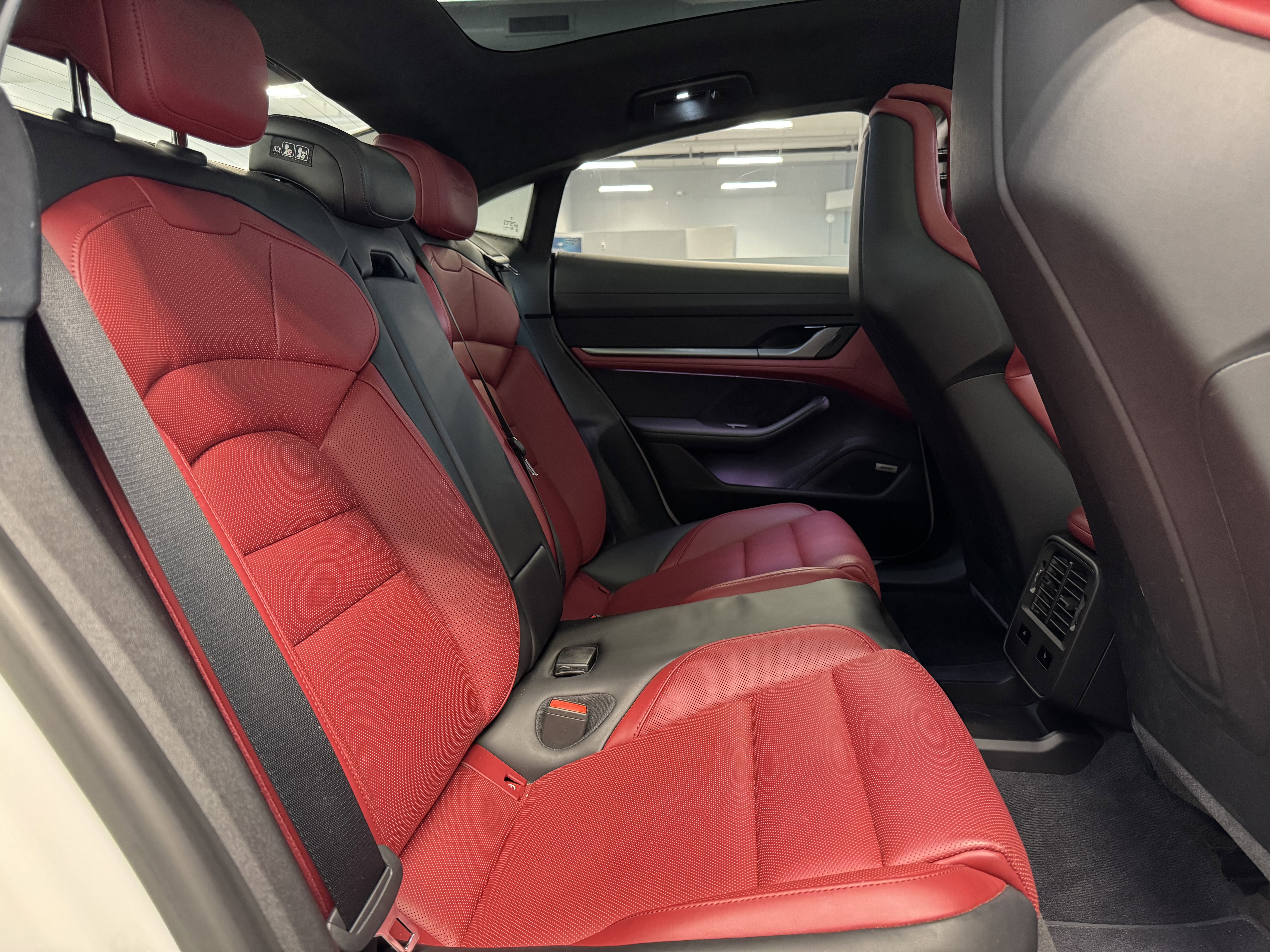 Used 2022 Porsche Taycan image 24