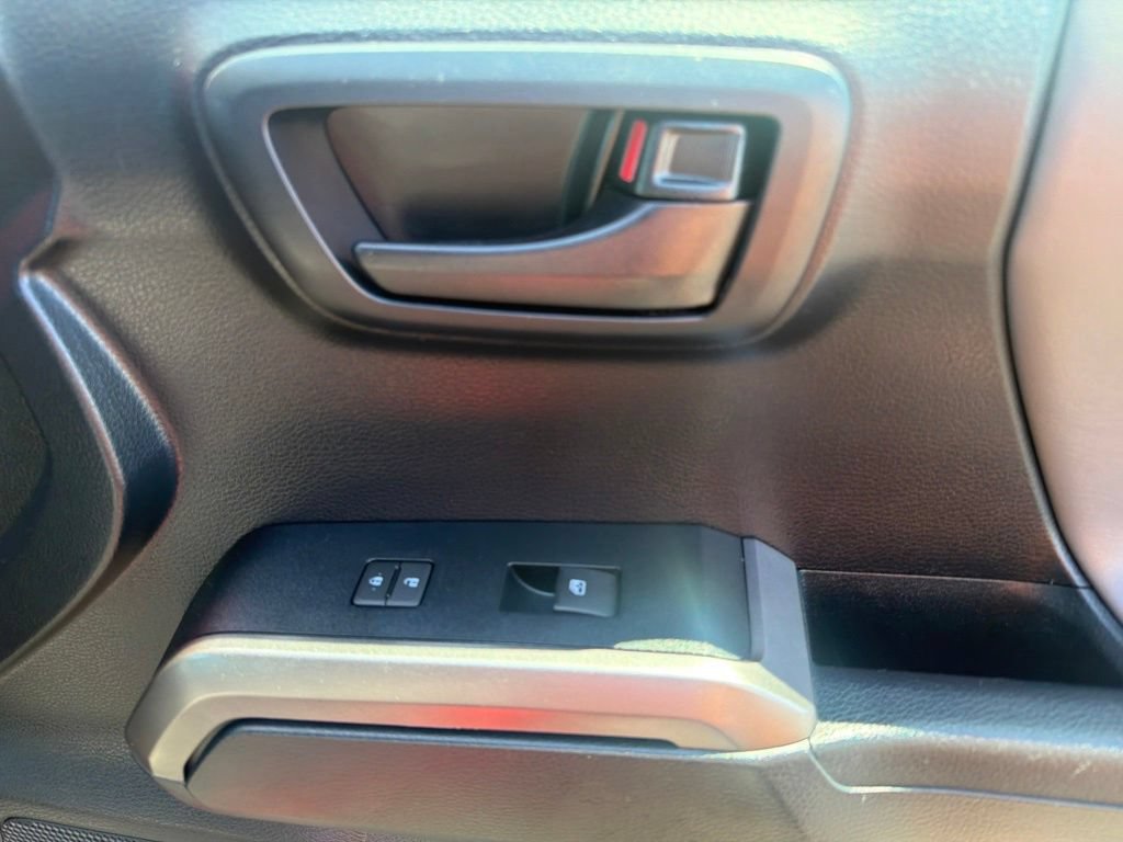 Used 2018 Toyota Tacoma SR5 AWD/4WD image 21