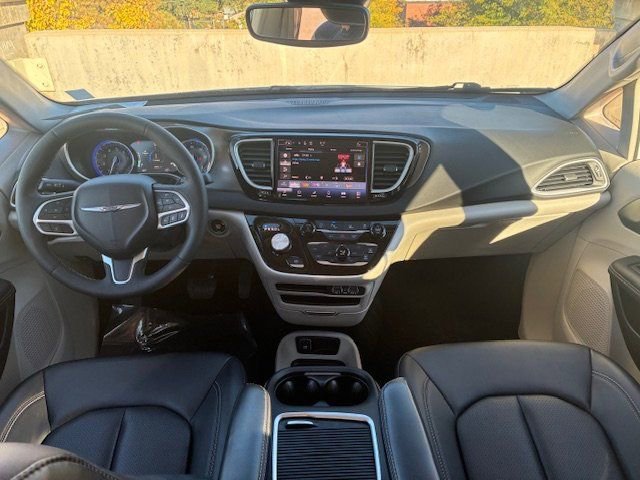 Used 2024 Chrysler Pacifica Touring-L image 16